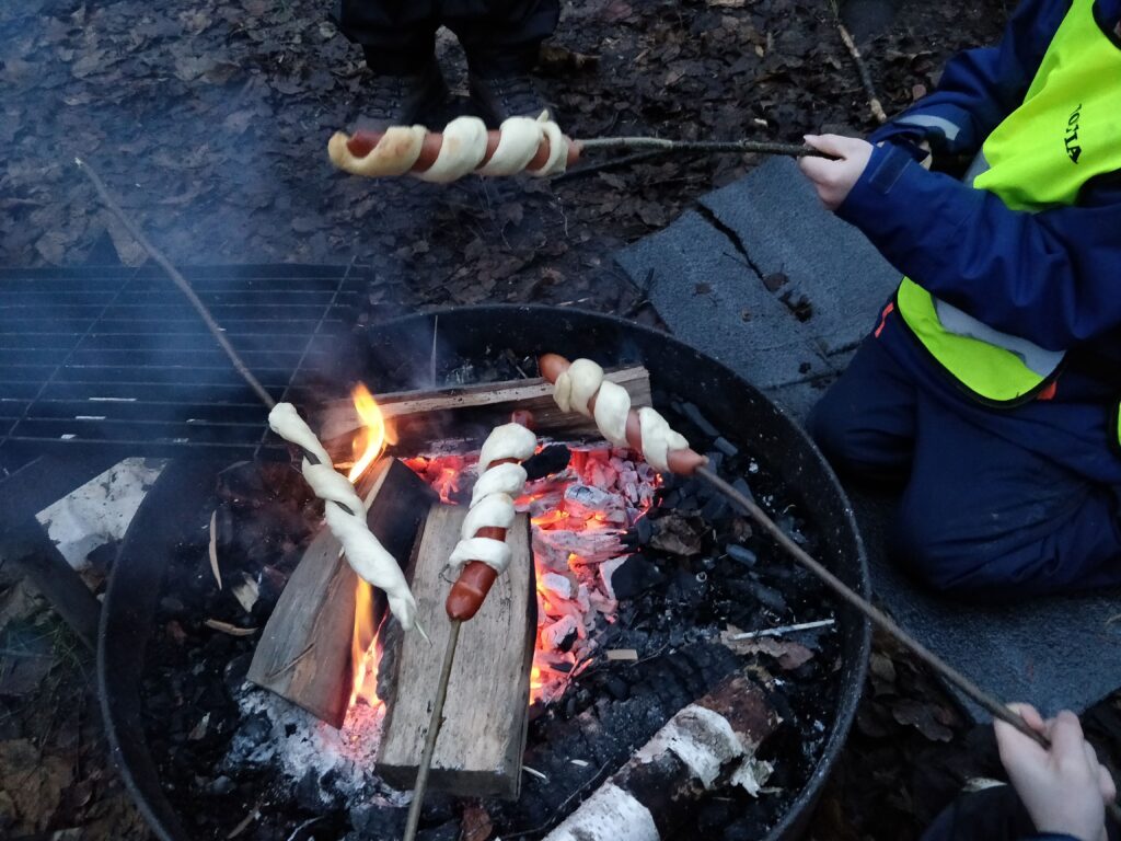 Grillar korv över eld